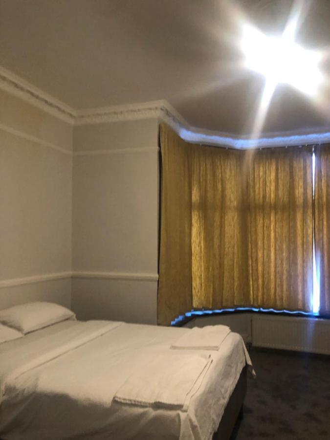 371 Guest House Ig1 4Uq อิลฟอร์ด ภายนอก รูปภาพ