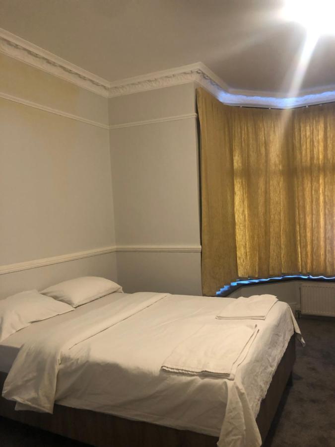371 Guest House Ig1 4Uq อิลฟอร์ด ภายนอก รูปภาพ