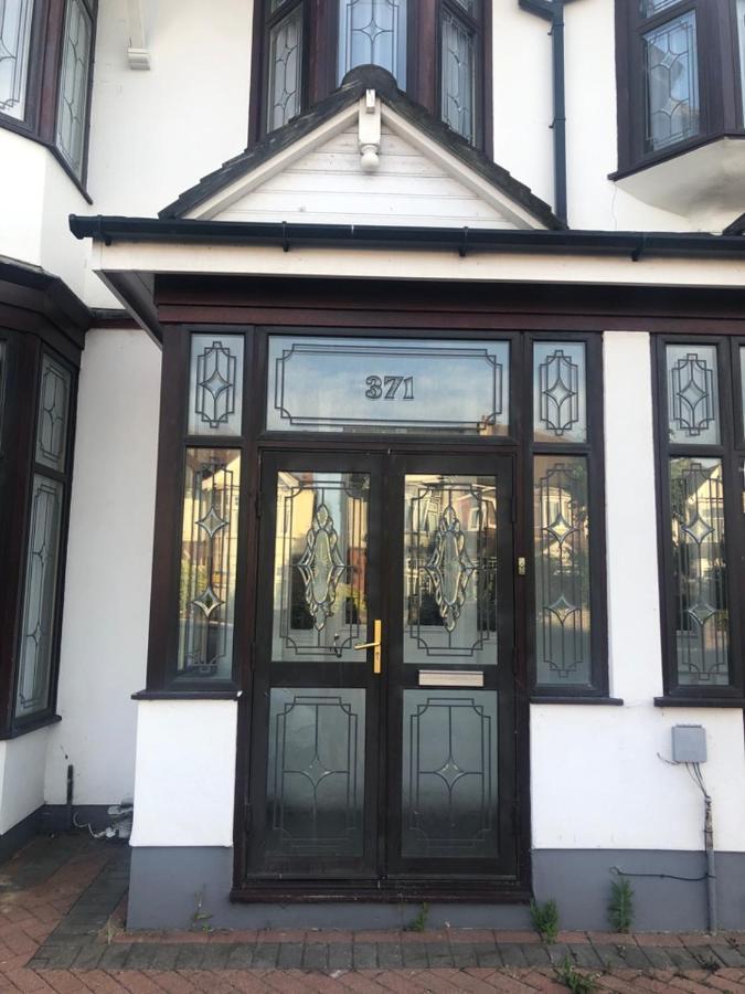 371 Guest House Ig1 4Uq อิลฟอร์ด ภายนอก รูปภาพ