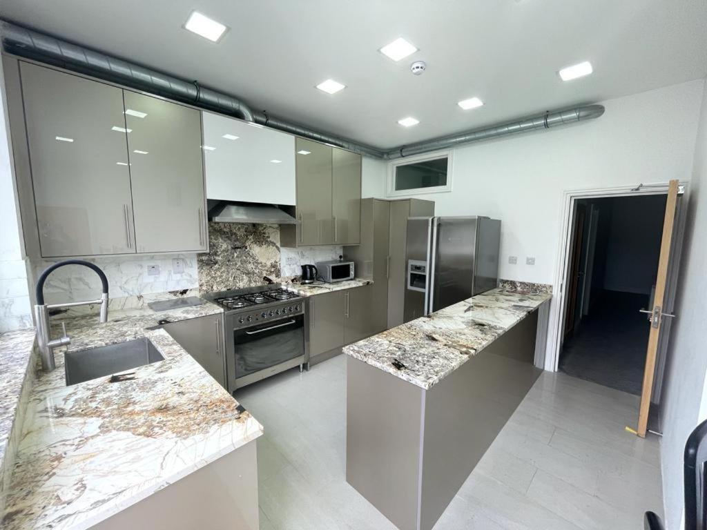 371 Guest House Ig1 4Uq อิลฟอร์ด ภายนอก รูปภาพ